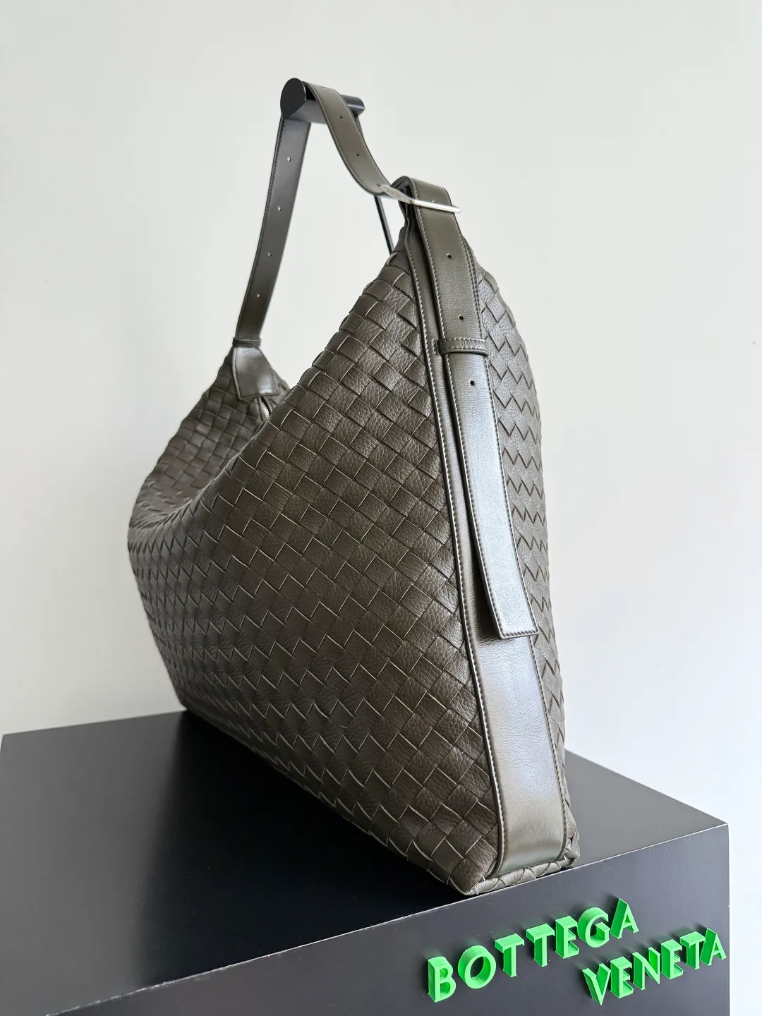 Batch 3280 BOTTEGA VENETA's new Traveler deerskin series is here! The travel season is coming soon, and I believe you must need a large-capacity and simple bag. This new Traveler is very in line with the current travel craze. The whole bag is designed with deerskin and is made of the highest quality leather. It feels tougher to the touch. The super large capacity is suitable for short trips. Traveling with friends and family does not require carrying heavy luggage. It is also very convenient for friends who often travel for work. You can carry two changes of clothes and a computer with you. It also comes with an adjustable shoulder strap to free your hands. Style number: 806976 Size: 58*46*10cm